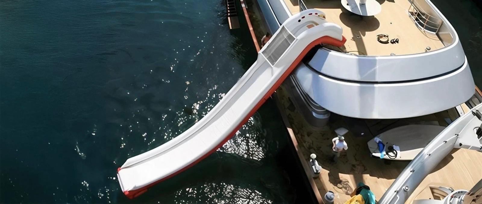 Vue aérienne superyacht avec toboggan gonflable Atelier Marin - Méditerranée